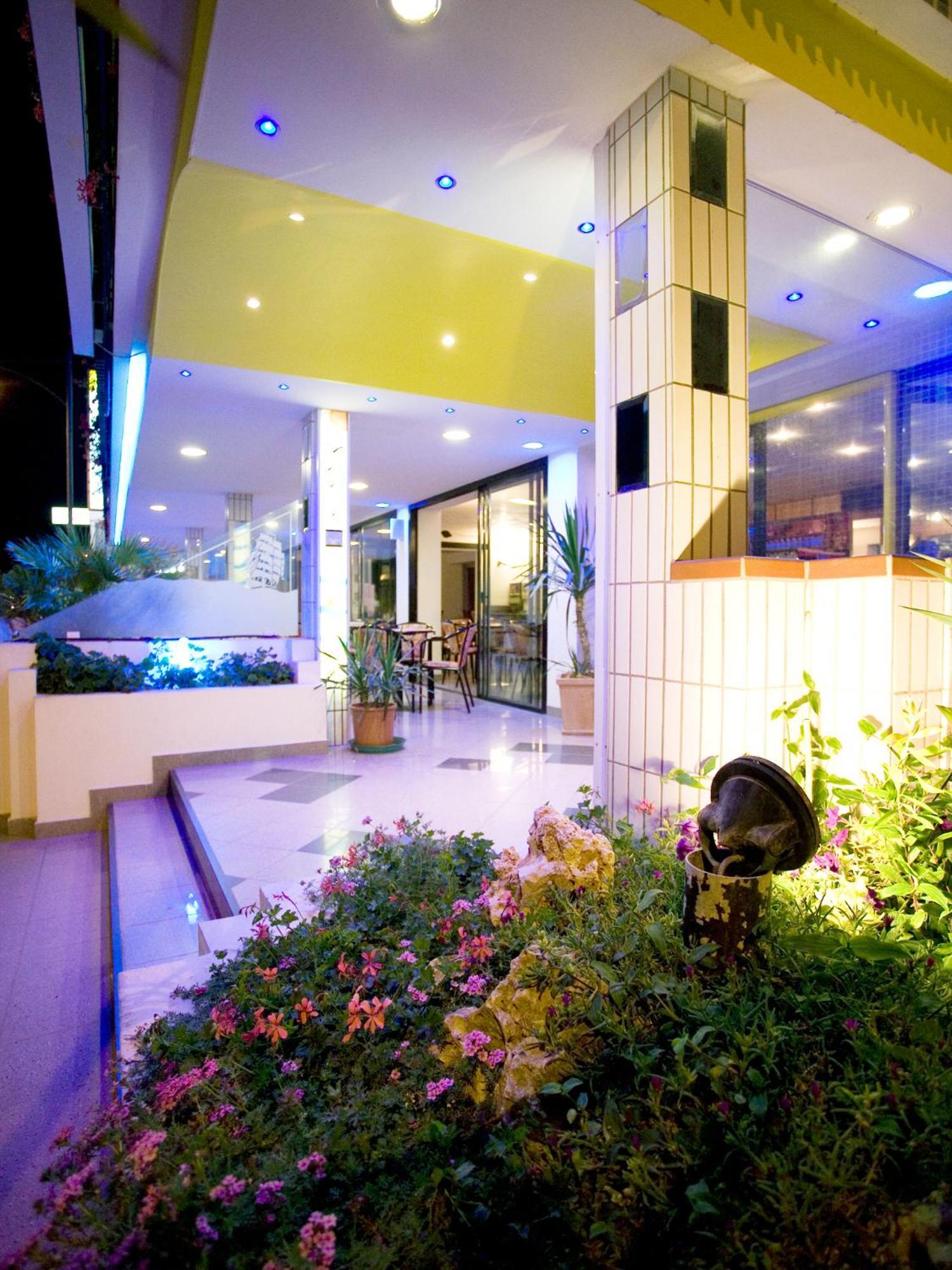 Hotel Continental Белариа-Игеа Марина Екстериор снимка